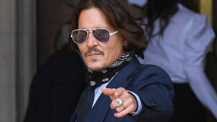 baluturru's tweet photo. No le has ganado la manutención al papá de tu bendición y andas celebrando a  #JohnnyDepp tantititita madre omeeee https://t.co/c9DXaH4lv1