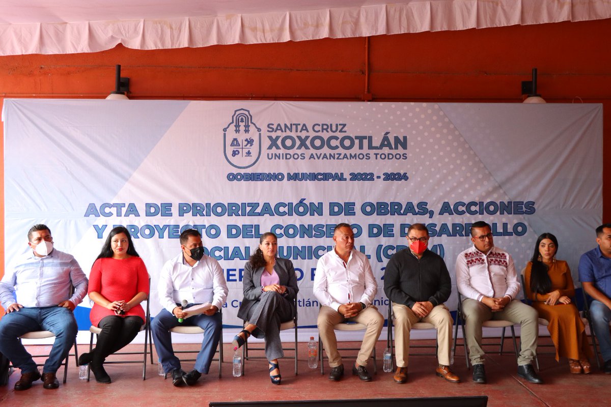 DrChenteC's tweet photo. Integramos el Consejo de Desarrollo Social Municipal y la priorización de obras en busca de ir trazando la ruta correcta en el desarrollo de Xoxocotlán. https://t.co/7EK3ysWXd0