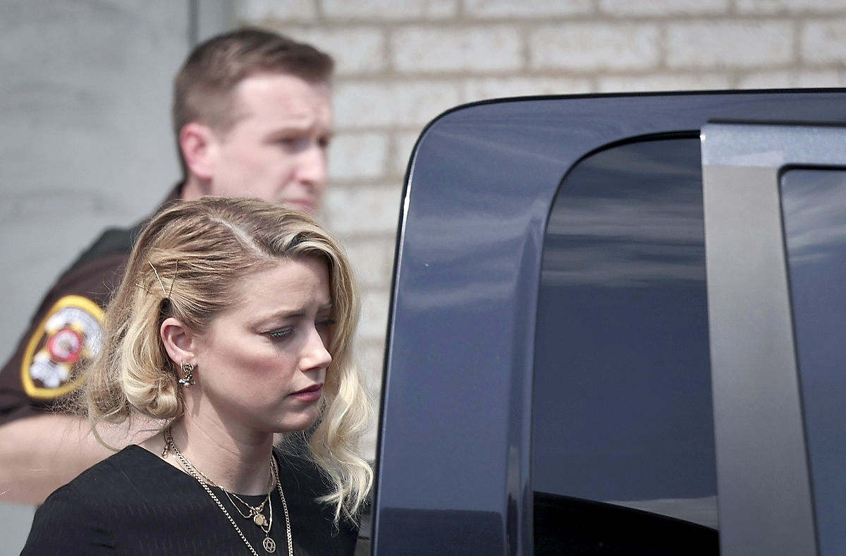 La actriz Amber Heard saliendo del juzgado del condado de Fairfax este 1 de  junio de 2022 en Virginia, en el que el jurado determinó que debe dar a # JohnnyDepp 15 millones, image size:1200x788