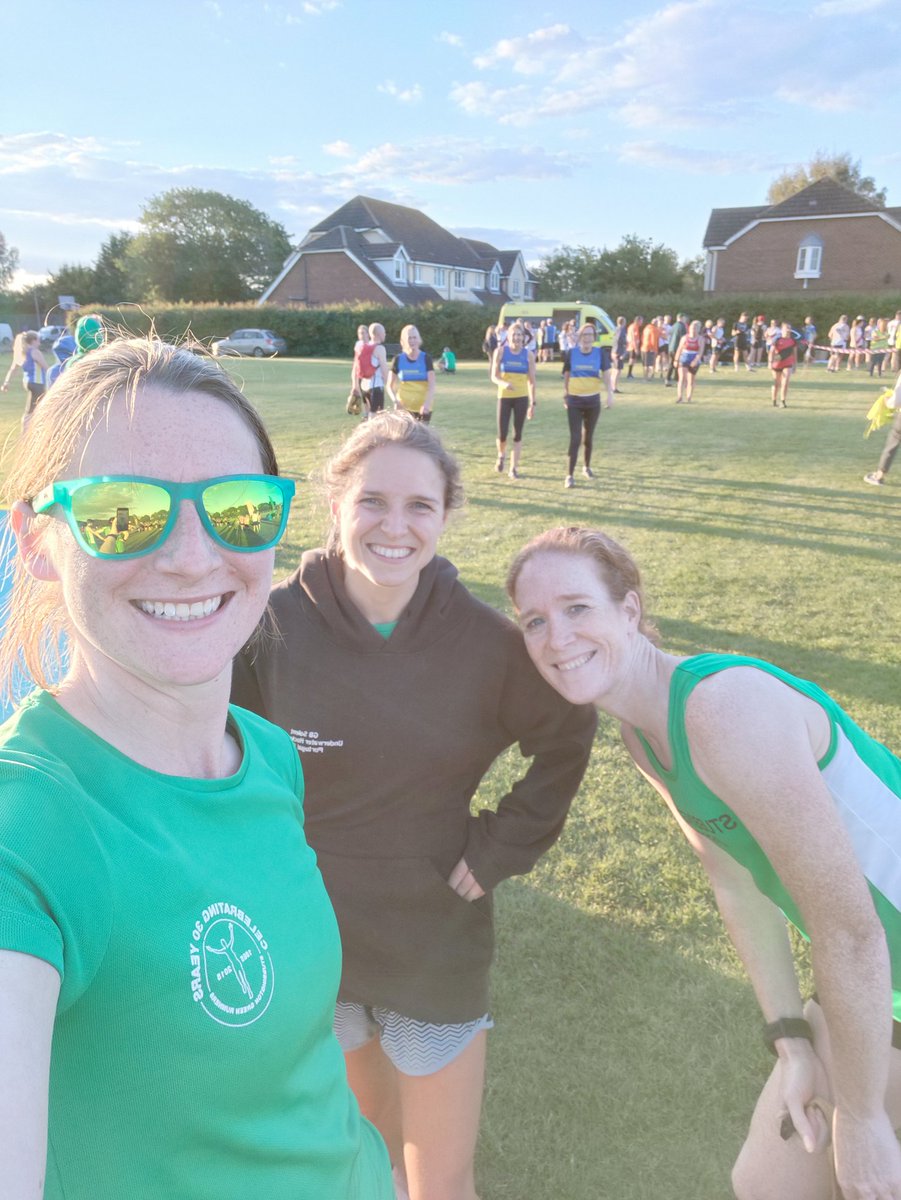lucymay786's tweet photo. Happy #GlobalRunningDay
Half of our winning #SDWR team raced at the local RR10 league tonight. All in the top 10 (Beccy 2nd, Kelley 3rd and me in 9th)
My calves don't like me now though 🤣 https://t.co/2MnOSYEQzo
