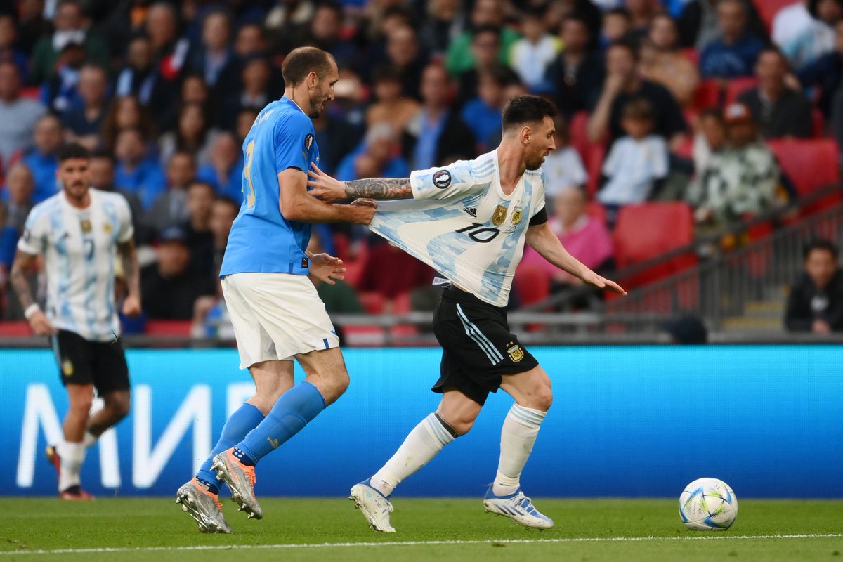 pisto_gol's tweet photo. Nel calcio, come nella vita, le sconfitte sono più delle vittorie. Per questo è importante COME si vince e COME si perde fa la differenza.L’Italia questa sera è stata presa a pallate dall’Argentina e non ha saputo perdere bene. Figuraccia epocale https://t.co/dTm2hM3m68