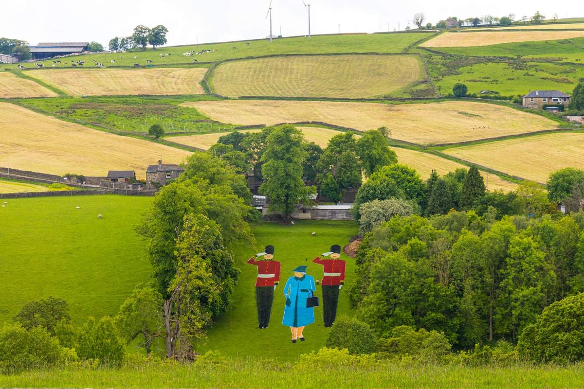 Her majesty has chosen to spend her jubilee weekend in a #Haworth field! Protected by her guards who, for her entire reign have had the accoutrement of their uniforms made just a stones throw away at <a href="/wyedeanweaving/">Wyedean</a> . Thanks for helping our team with the painting today!
