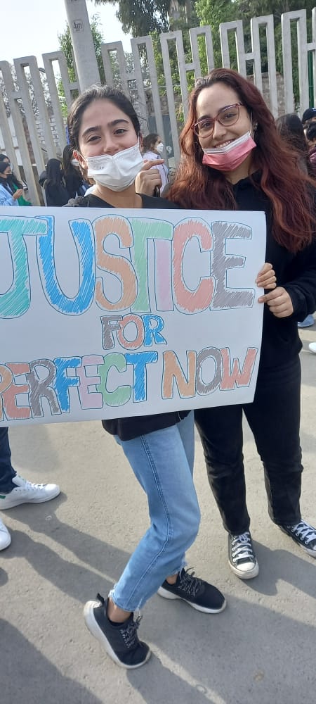 Julxwalls__'s tweet photo. Aqui con @NicoleGames20 y @MoonStylesblu #JusticeForPerfectNow #LouisTomlinsonenLima #LTWTLima https://t.co/1DWzENoUoB