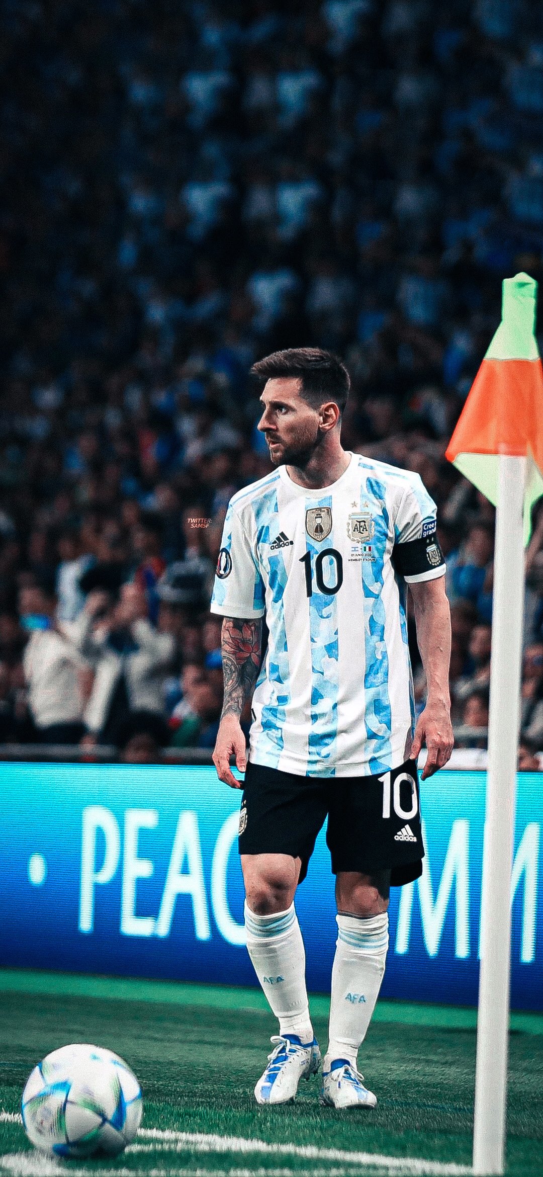 Lionel Messi Twitter wallpapers: Chỉ cần vào trang Twitter cá nhân của Lionel Messi, bạn sẽ khám phá ra những bức ảnh đầy tuyệt vời được đăng tải. Từ đó có thể tải xuống làm hình nền cho điện thoại, máy tính của mình để luôn gần gũi với đại diện cho sự xuất sắc trong lối chơi bóng đá.