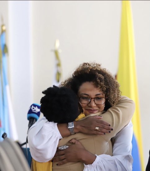 MabelLaraNews's tweet photo. Gracias por todo lo que representas @FranciaMarquezM. 
 Nuestras abuelas deben estar celebrando mi @yolaperea 💪🏾✊🏾🌹 https://t.co/RA0Ds6R8Xh