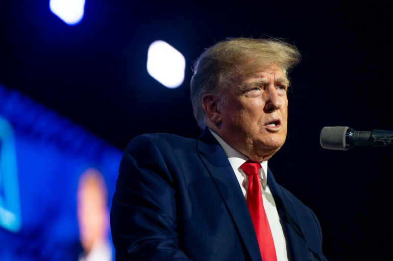 TrumpFrance's tweet image. « Macron est en train de transformer la France en un pays du tiers-monde où plus rien ne fonctionne et où on risque sa vie à chaque fois qu'on sort dans la rue. Et il explique aux Français qu'il s'agit là d'une "chance". Ce mec est un dingue. »
Donald Trump