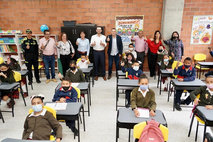 Mineducacion's tweet photo. #Comunicado | Con modernos y amplios espacios educativos, el Gobierno nacional le cumple a los niños y jóvenes de Caldas y llega a 282 infraestructuras educativas entregadas en todo el país. ➡️ https://t.co/sI2UktxMLq

#EsConHechos 🏫✨ https://t.co/sW3ckcnXJ2