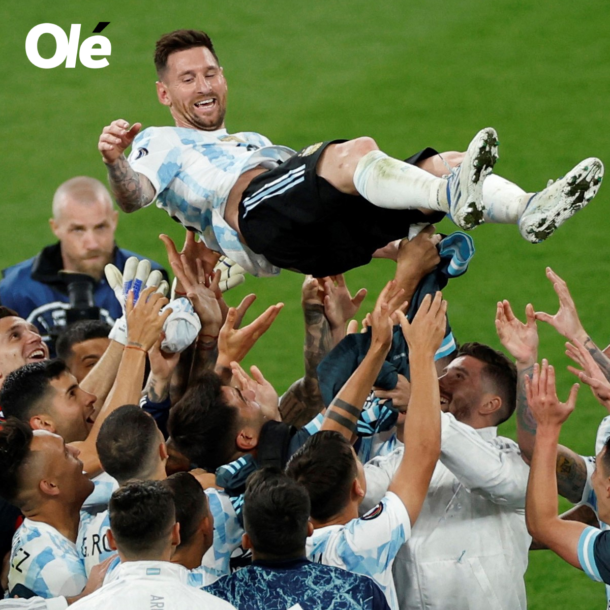 ¡QUÉ LINDO VERTE ASÍ! 😍😍

🇦🇷 Messi se jugó un PARTIDAZO contra Italia. Esta foto muestra lo que significa para sus compañeros. Y para todos los argentinos... ❤️