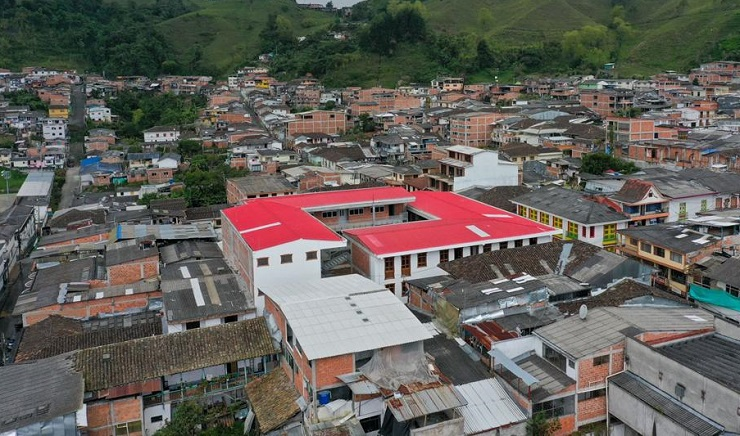 Mineducacion's tweet photo. #Comunicado | Con modernos y amplios espacios educativos, el Gobierno nacional le cumple a los niños y jóvenes de Caldas y llega a 282 infraestructuras educativas entregadas en todo el país. ➡️ https://t.co/sI2UktxMLq

#EsConHechos 🏫✨ https://t.co/sW3ckcnXJ2