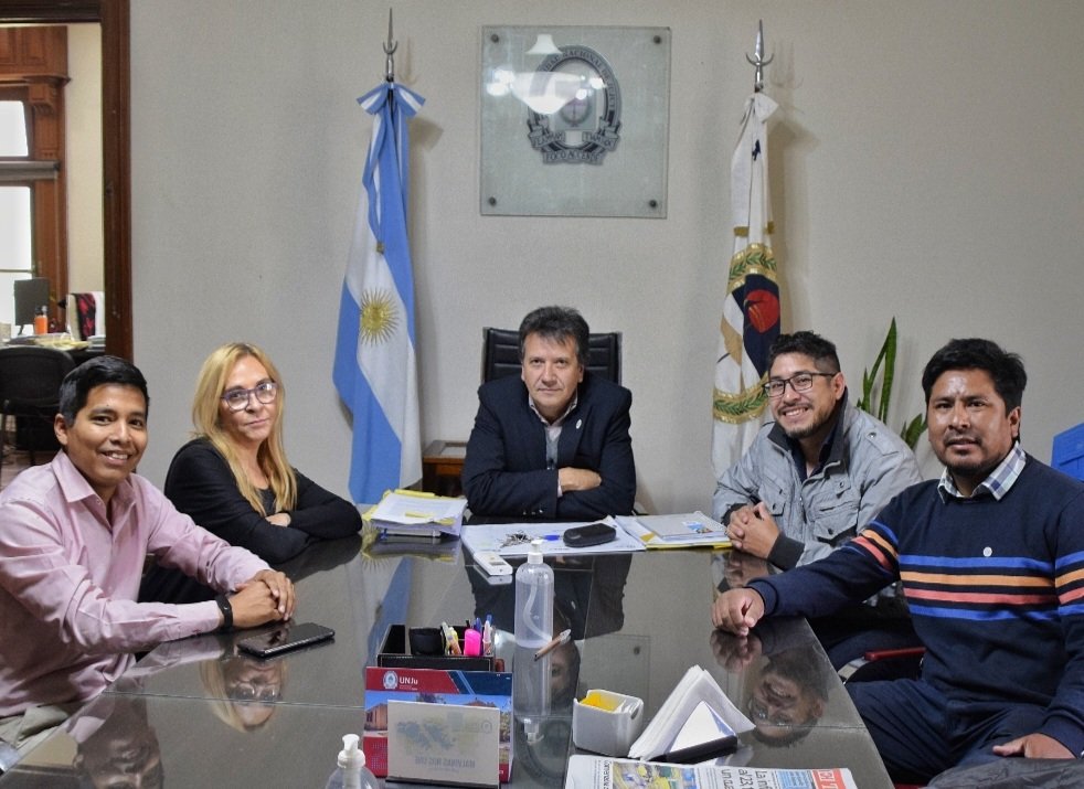 unjuvirtual's tweet image. #NuevosDesafíos El flamante Subsecretario de Educación a Distancia de la #UNJu Ing. Farid Astorga, afirmó los objetivos de fortalecer el actual sistema institucional, consolidar el uso tecnológico de diversas herramientas y posteriormente lanzar las primeras carreras. 
#Jujuy