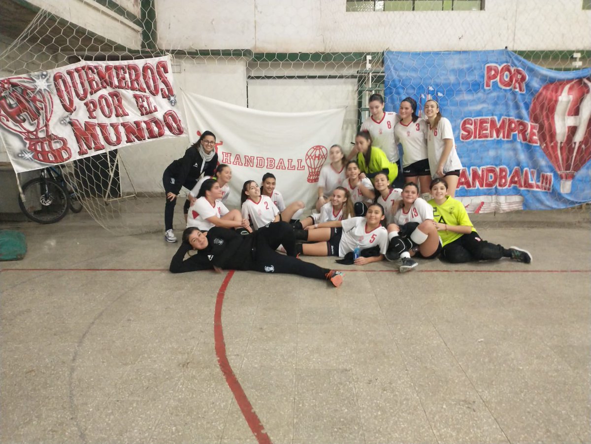 🤾‍♀️ #Handball 
📍#SanNicolas
🏆Nacional "C" 
 ➡️Menores

🎊 EL GLOBO A LA SEMIFINAL 

⚔ #Huracán 32 Belgrano de #SanNicolas 23
🙌 #VamosQuemeras
✅ Las Quemeras culminaron invictas: tres partidos disputados con victorias. La semifinal será el viernes, rival a confirmar.