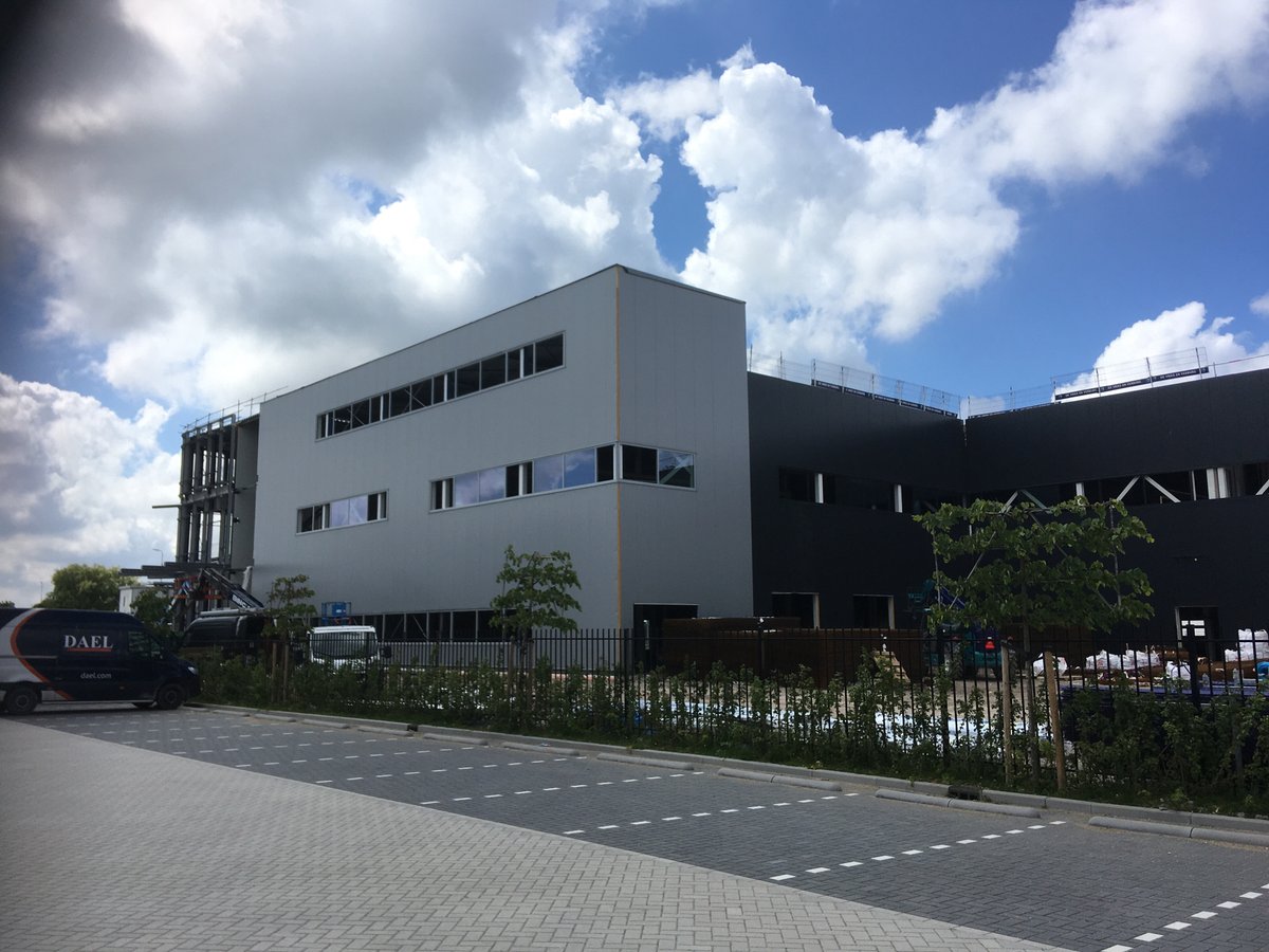 RvdBrom's tweet photo. De nieuwbouw van #Stolze in Maasdijk begint al aardig vorm te krijgen. #BogaerdsArchitecten https://t.co/iV4uFr7Wt8