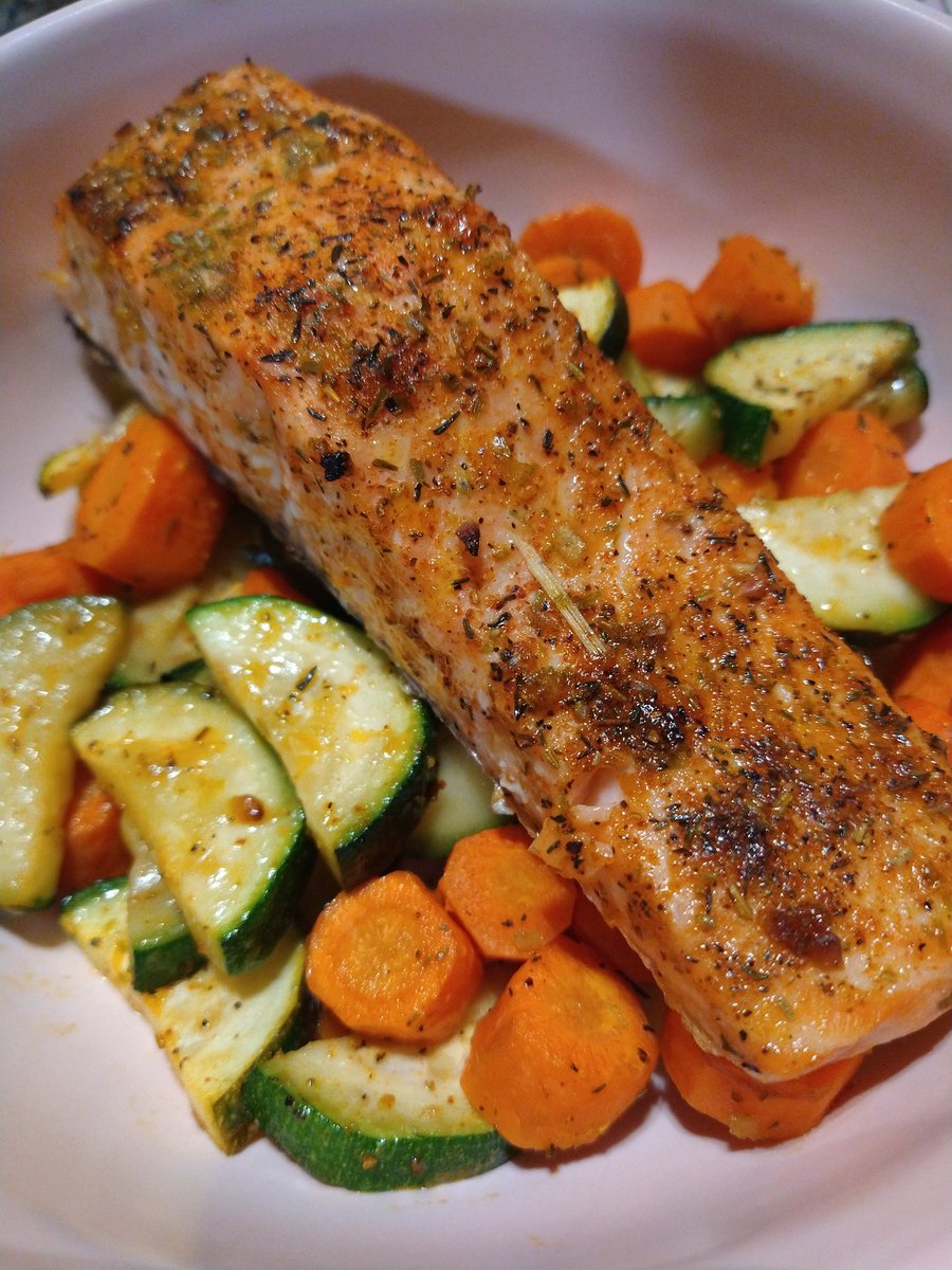@thehouseofpod Following doctor's orders to eat well and to eat plenty of fiber. 
Homemade broiled salmon with carrots and zucchini. 👩🏻‍🍳
#deliciousandnutritious 😋
