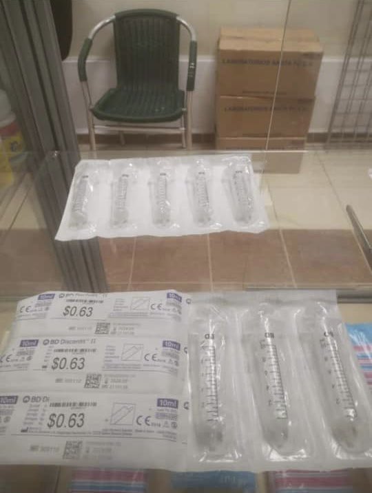 san235err's tweet photo. Mientras en los hospitales no hay ni jeringuillas ni guantes ni algodón, la dictadura de @DiazCanelB los vende en MLC. Imágenes de la tienda "Novedades" en Bayamo. Hasta trocar hay. 😡
#EnCubaHayUnaDictadura https://t.co/y46Ug01UDZ