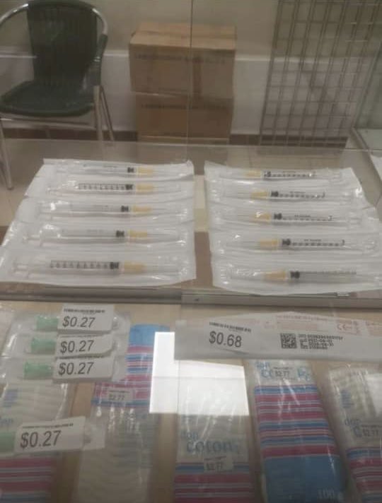 san235err's tweet photo. Mientras en los hospitales no hay ni jeringuillas ni guantes ni algodón, la dictadura de @DiazCanelB los vende en MLC. Imágenes de la tienda "Novedades" en Bayamo. Hasta trocar hay. 😡
#EnCubaHayUnaDictadura https://t.co/y46Ug01UDZ