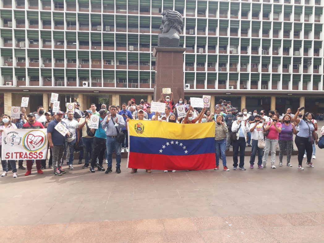 SitrasssD's tweet photo. @NicolasMaduro aqui la Comisión negociadora de @Fenasirtrasalud  en reunión para ver si de una vez por todas sale algo, ya van 6 instalada la mesa y nada,@torrealbaf @MagaGutierrezV salud pide respeto al Contrato Colectivo. https://t.co/0mjdb8O6RE