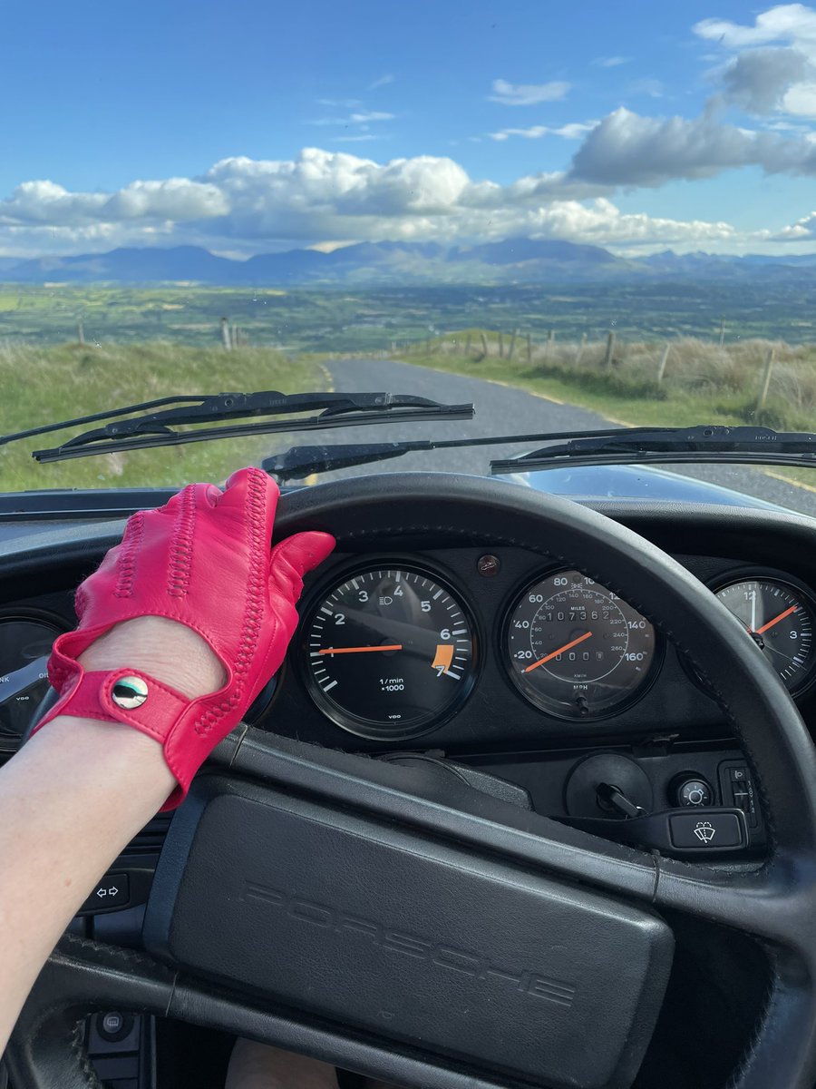 The best type of road and car to do justice to these beautifully designed and beautifully made @PaulaRowan #drivingGloves  #KerryRoads @reeksdistrict @Porsche