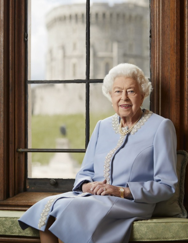 The Platinum Jubilee portrait of The Queen has been released. Her Majesty is photographed at Windsor Castle by Ranald Mackechnie. She is seated in the Victoria Vestibule with the Round Tower of Windsor in the background