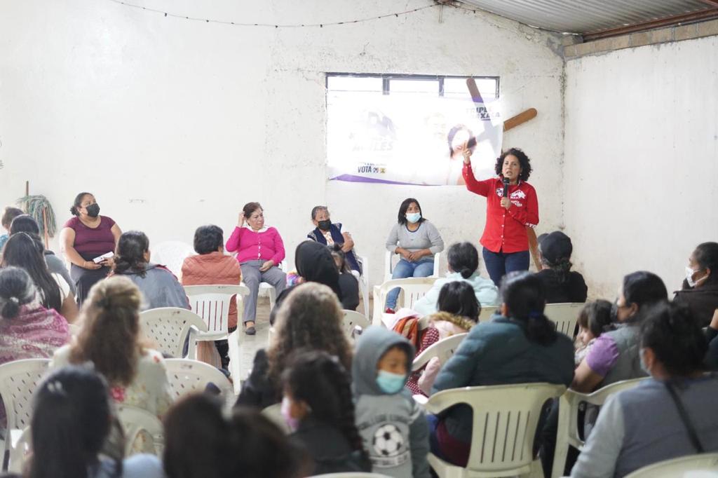 _MaryAviles's tweet photo. En la Col. Pintores de la Cd. de #Oaxaca tuve un cálido encuentro con madres de familia. Reiteré que con la #Tripleta van a tener beneficios como nunca antes. #ElTripleA va a trabajar para que les vaya mejor; pagarán menos luz, gas e internet. ¡Gracias por su cariño y apoyo! https://t.co/5oj5lm8Sce