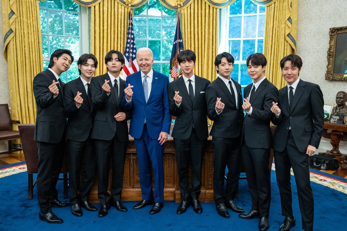 OnHereForBTS's tweet image. #TuckerCarlsonsProblems #TuckerCarlson #BTS #BTSatTheWhiteHouse #TuckerCarlsonApologiseToBTS  #TuckerCarlsonApologise WE ARE SO PROUD OF YOU BTS anyone who actually knows about BTS knows that they are great representation of diverse voices. A great choice by President Biden.