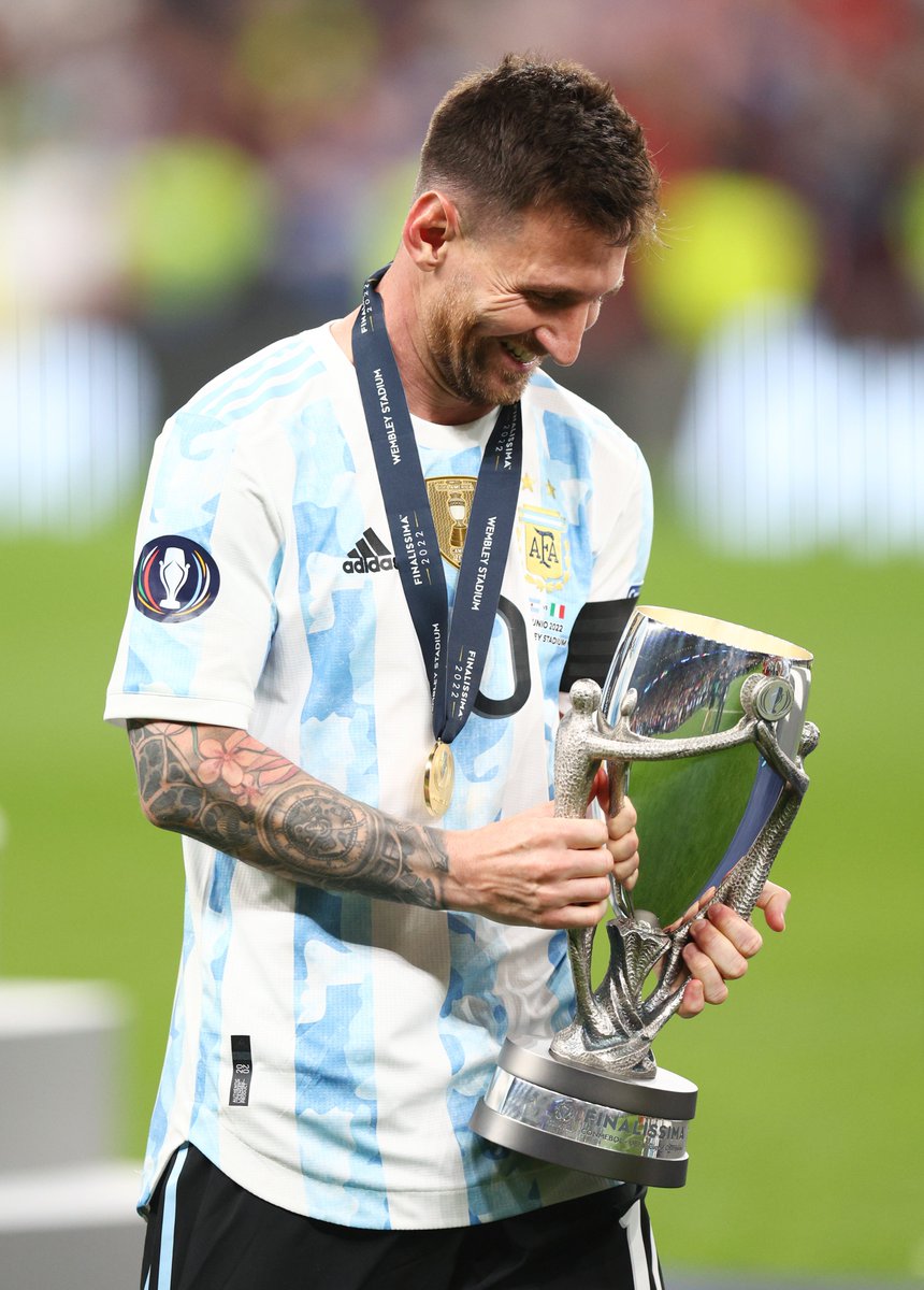 VSportsTM's tweet photo. 1⃣ Argentina 🇦🇷 gana la copa entre los campeones de América y Europa (Artemio Franchi) en 1993 contra Dinamarca 🇩🇰. Maradona la sostiene 🏆

2⃣ Argentina 🇦🇷 gana la copa entre los campeones de América y Europa (Finalissima) en 2022 contra Italia 🇮🇹. Messi la sostiene 🏆 https://t.co/gz9RR02GmB
