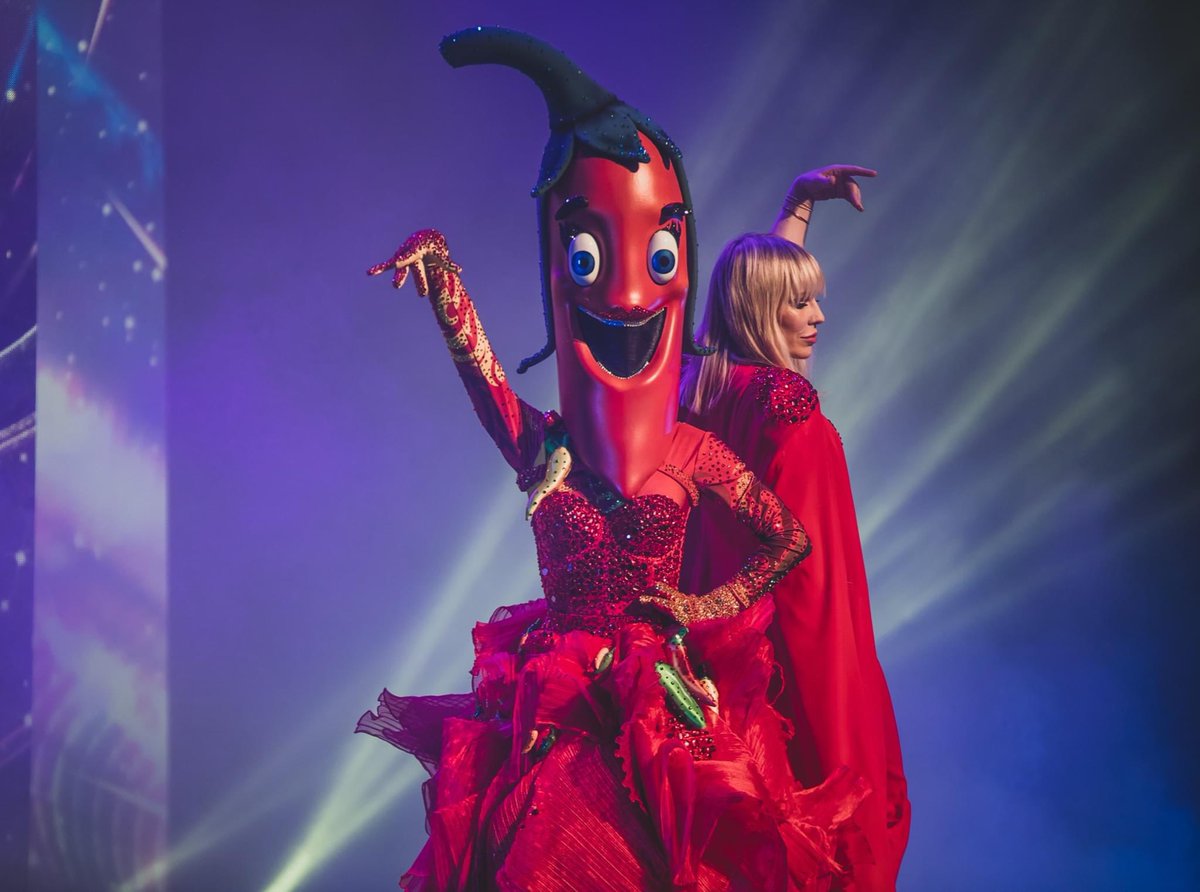 Bhanks1987's tweet image. What a show @MaskedSingerFOX was last night to capture! Thanks to the entire fox team for having me and hostess @natashabdnfield for being so pure. #maskedsingertour