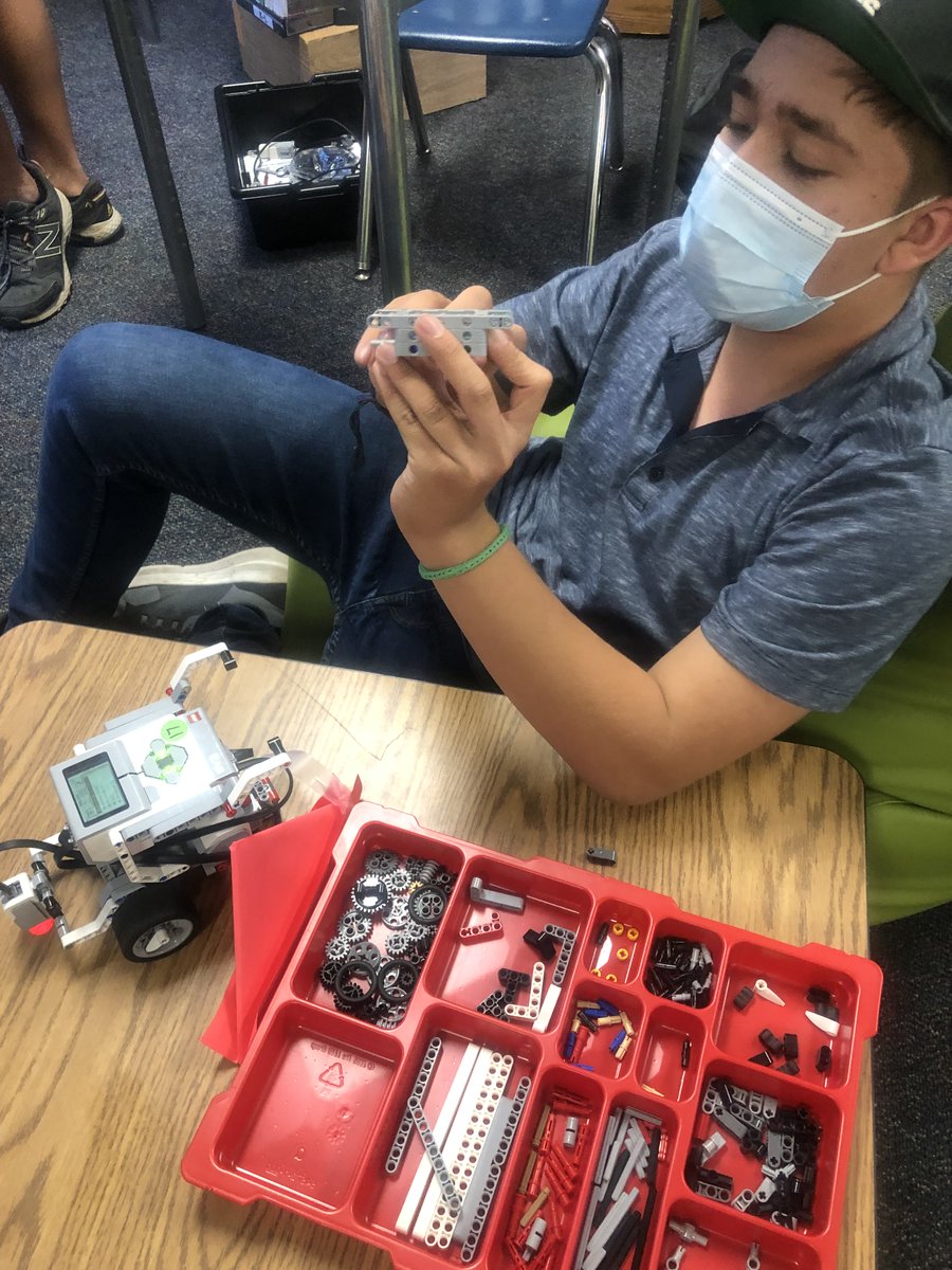 ProfeGuidoGonza's tweet photo. EV3 Coding in X Factor, students getting ready for their trimester 3 exhibitions ! #SOMOSLOBOS #Multilingual #Bostonia https://t.co/8jKf01LNZu