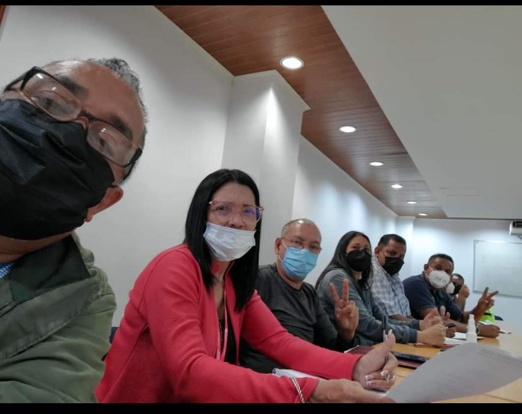SitrasssD's tweet photo. @NicolasMaduro  Comisión negociadora d @Fenasirtrasalud en reunión en ministerio del trabajo @torrealbaf esperando salir con acuerdo para trabajadores de @MinSaludVE  a los cuales correspondía cobrar bono d uniformes, recreacional, de jornada nocturna eliminados @onapre_oficial https://t.co/32GVA9nhtu
