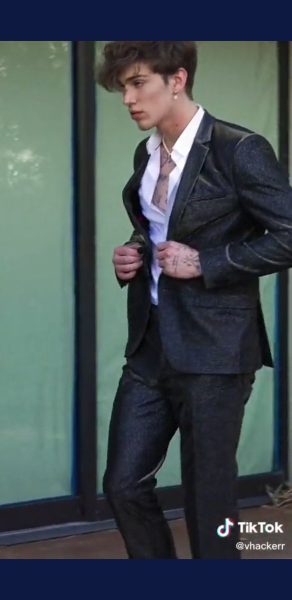 devorafode's tweet image. vinnie hacker de terno deveria ser considerado até crime de tão lindo