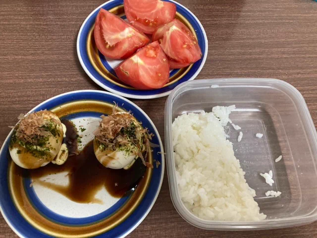 これを作ってみた。半熟より固茹で卵の方が良さそう。
冷やしたトマトに沖縄の海水塩。
#Twitter家庭料理部  