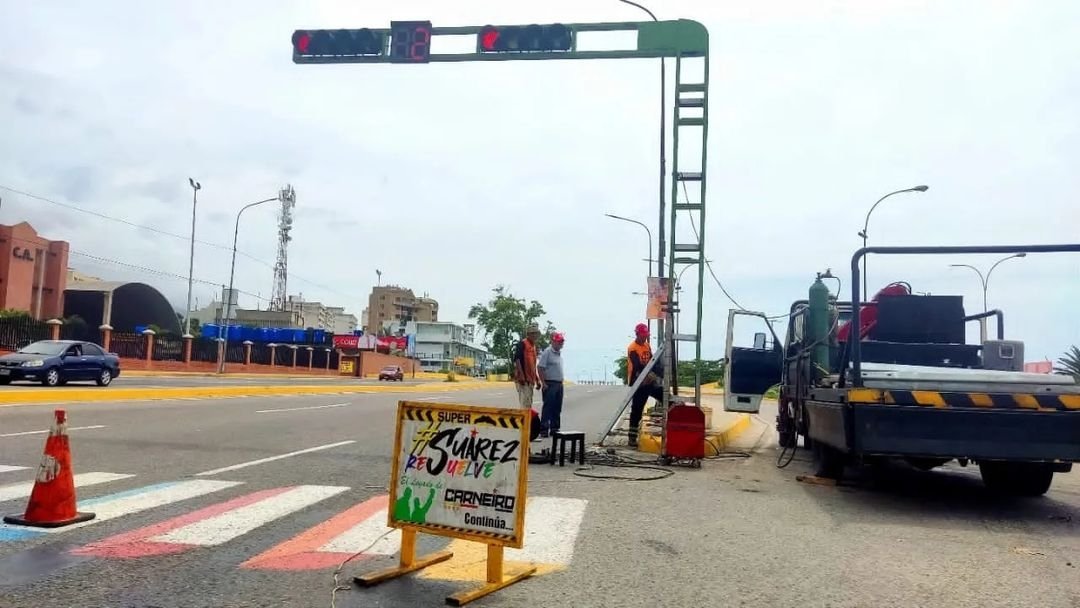 AlcaldeSuarez22's tweet photo. El equipo de IMVITRACV inició la intervención del semáforo ubicado en la entrada de Calle El Hambre, Caraballeda, atendiendo a las reiteradas solicitudes del pueblo para garantizar la seguridad del tránsito vehicular y peatonal en esta concurrida zona.

@NicolasMaduro
@dcabellor https://t.co/xwPZ0CM0di