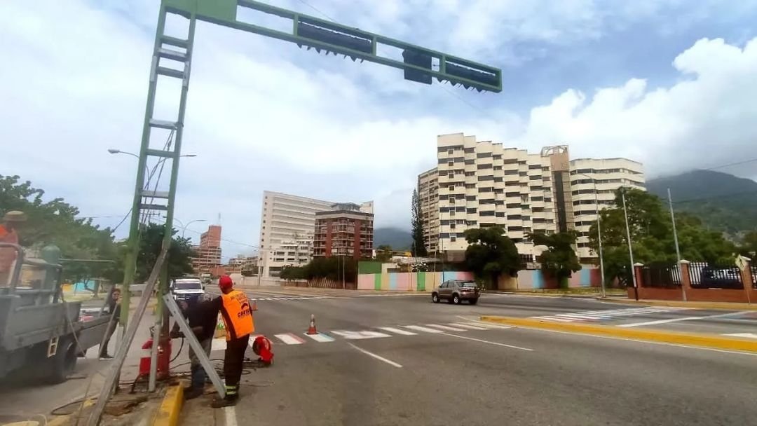 AlcaldeSuarez22's tweet photo. El equipo de IMVITRACV inició la intervención del semáforo ubicado en la entrada de Calle El Hambre, Caraballeda, atendiendo a las reiteradas solicitudes del pueblo para garantizar la seguridad del tránsito vehicular y peatonal en esta concurrida zona.

@NicolasMaduro
@dcabellor https://t.co/xwPZ0CM0di