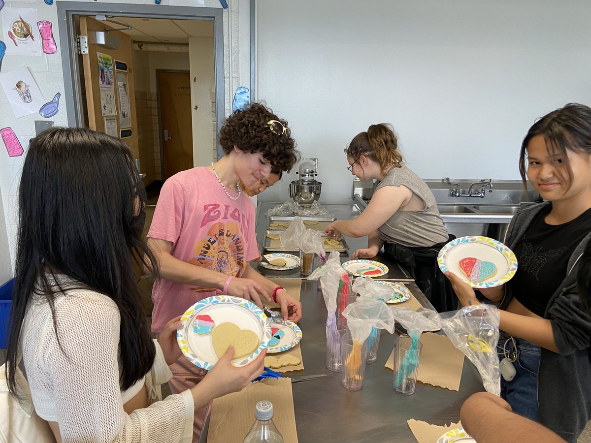 MsGarciaNHS's tweet photo. Happy Pride Month! 🏳️‍🌈
Our GSA club is having a great time decorating cookies to celebrate this fabulous month! https://t.co/0Oekmr5JSw