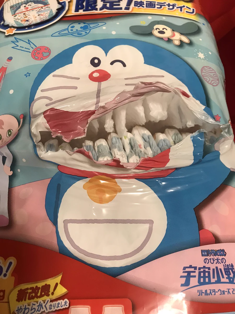 ドラえもんのおむつを開けると…。口が裂けて歯が出てきた！？