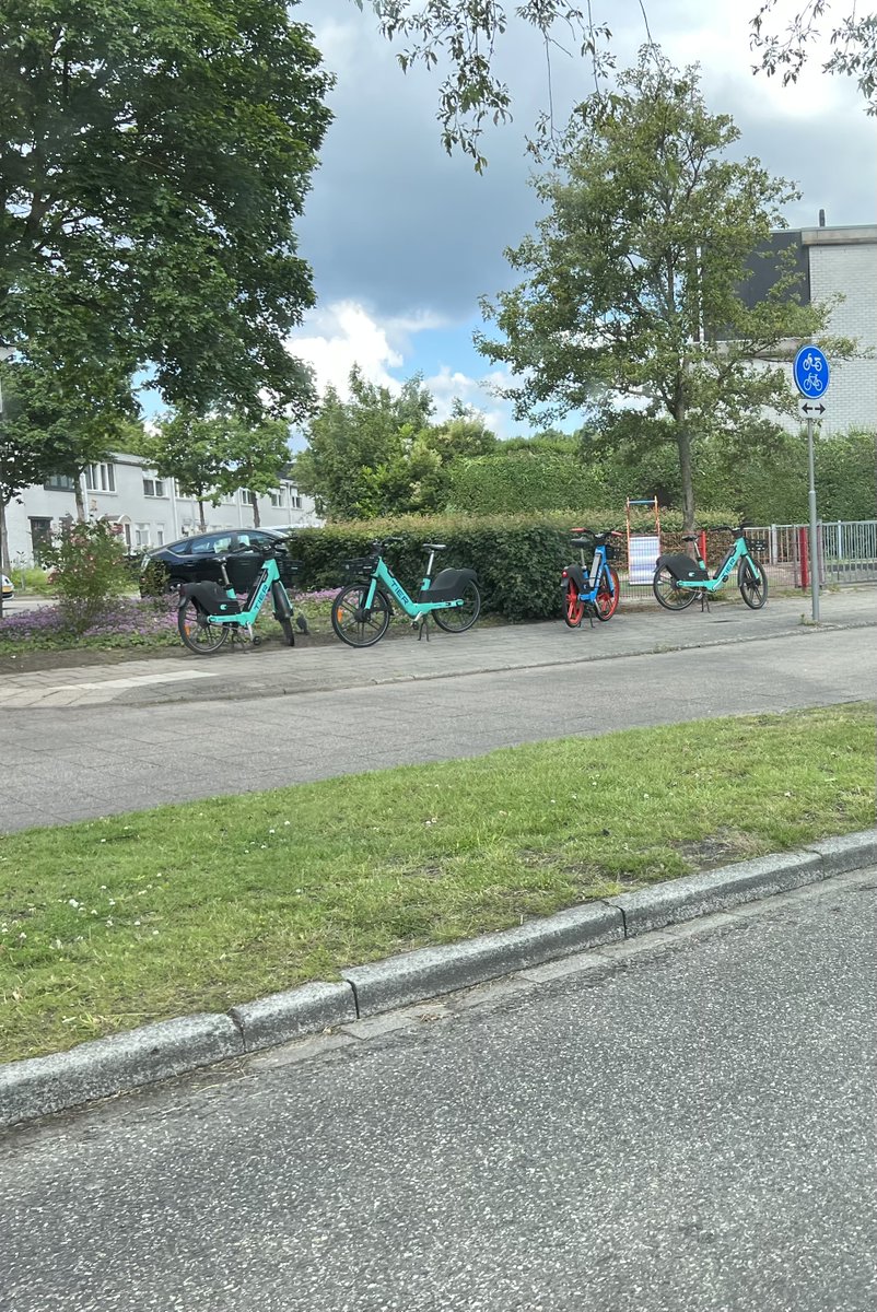 iwolffnl's tweet photo. Straatbeeld in #Amersfoort 
Overal Zwerffietsen en scooters! Weg met die rommel! Proef mislukt! 

#straatvervuiling https://t.co/NbcCQKOYLl