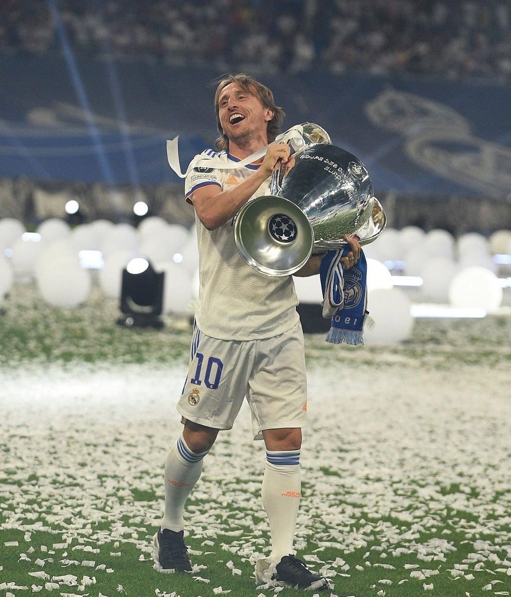 AdriRM33's tweet photo. A los 36 años:

- Zidane retirado.
- Xavi entrenando en Catar.
- Iniesta jugando en Japón.
- Frank Lampard jugando en la MLS.
- Steven Gerrard retirado.
- Andrea Pirlo jugando en la MLS.

- Luka Modric ha conseguido su quinta Champions siendo titular en el Real Madrid. https://t.co/y9vP88UA1A