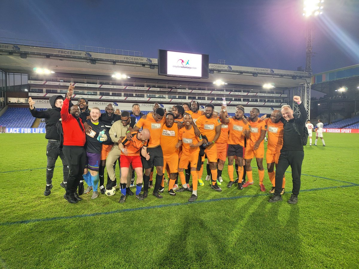 A brilliant night for young people playing football sponsored by My Ends Croydon who also won the 🏆 #MyEndsVRU @MayorofLondon @JasonForCroydon @MPSAndyBrittain @mpsdavestringer @PalaceForLife @CroydonBMEForum @PJs_Group @croydon_king @SophieKLinden @LibPeck @LDN_VRU