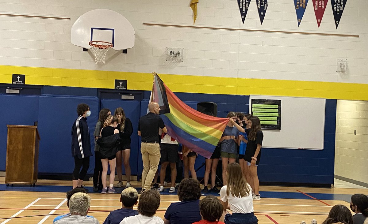 Que TOUS se sentent accueillis et aimés. Je suis fière de mon école <a href="/EECPavdesJeunes/">École catholique Pavillon des Jeunes</a> 🌈