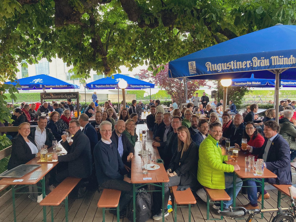 Welch schönes Zusammentreffen beim Stammtisch der Landesgruppe Berlin/Brandenburg des <a href="/bdkom/">BdKom</a>. Über 30 Teilnehmende sind unserer Einladung gefolgt, u.a. <a href="/judith_klose/">Judith Klose</a>, <a href="/Webergzwitscher/">Marco Weber</a>, <a href="/MatthiasBannas/">Matthias Bannas</a>, <a href="/SilkeGo/">Silke Goedereis</a>, <a href="/rekreitz/">Regine Kreitz</a>, <a href="/JobstWiskow/">Jobst Wiskow</a>, <a href="/RekerStefan/">Stefan Reker</a>, <a href="/chschuster/">Christian H Schuster</a> usw. Es war toll!