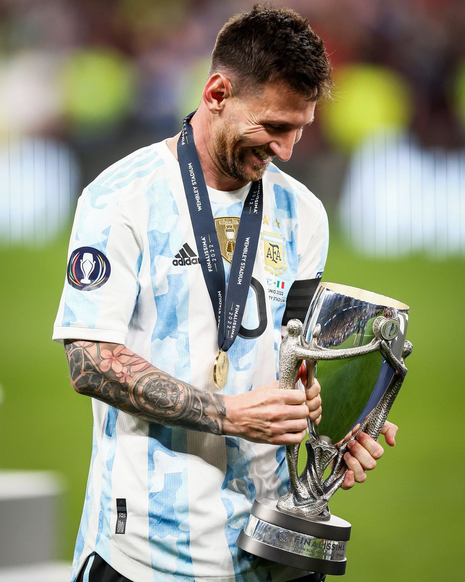 دعس تاريخه مع الاندية ومع المنتخبات الان شبيحة المنتهي مامعهم الا يقولون كريستيانو طويل ومعضل