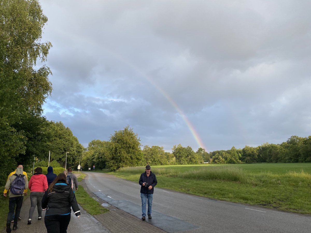 b2gveluwe's tweet photo. Overdag nog 1 keer de route doornemen voor volgende week op #Ameland en ‘s avonds wandelen onder de regenboog met ons kleurrijke gezelschap!
#inclusiefsporten #amelandchallenge https://t.co/DUq0pkK45n