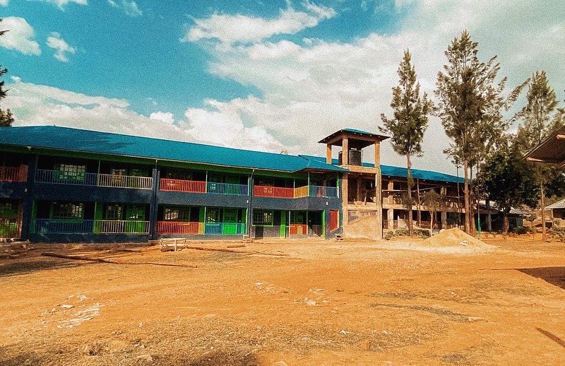 Progress on the right side of our Tumaini school build.

Something super dope about this project is that we switched plans last minute and built the school left to right instead of floor to ceiling in order to combat the pandemic delays.

 #Tumaini22 #TheLast10% 🫶🏽
