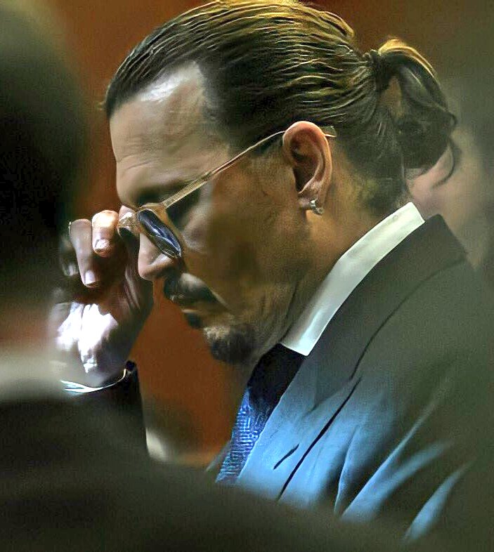 " Söyle onlara Johnny. Anlat dünyaya Johnny Depp. 'Ben, Johnny Depp. Bir erkek olarak, bende aile içi şiddet mağduruyum.' Söyle bakalım yargıç ve jüri ne düşünecek. Kim sana inanıp yanında olacak?"
-Amber Heard