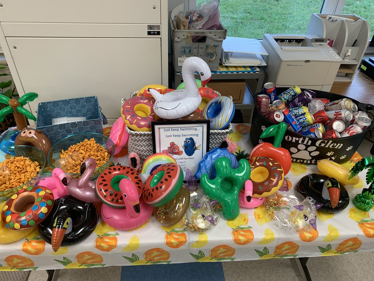 NGlenESAACPS's tweet photo. This has been a challenging school year and we are still smiling! What will this Friday bring? #funfridays #photoboothfun https://t.co/S1ax5orCo3