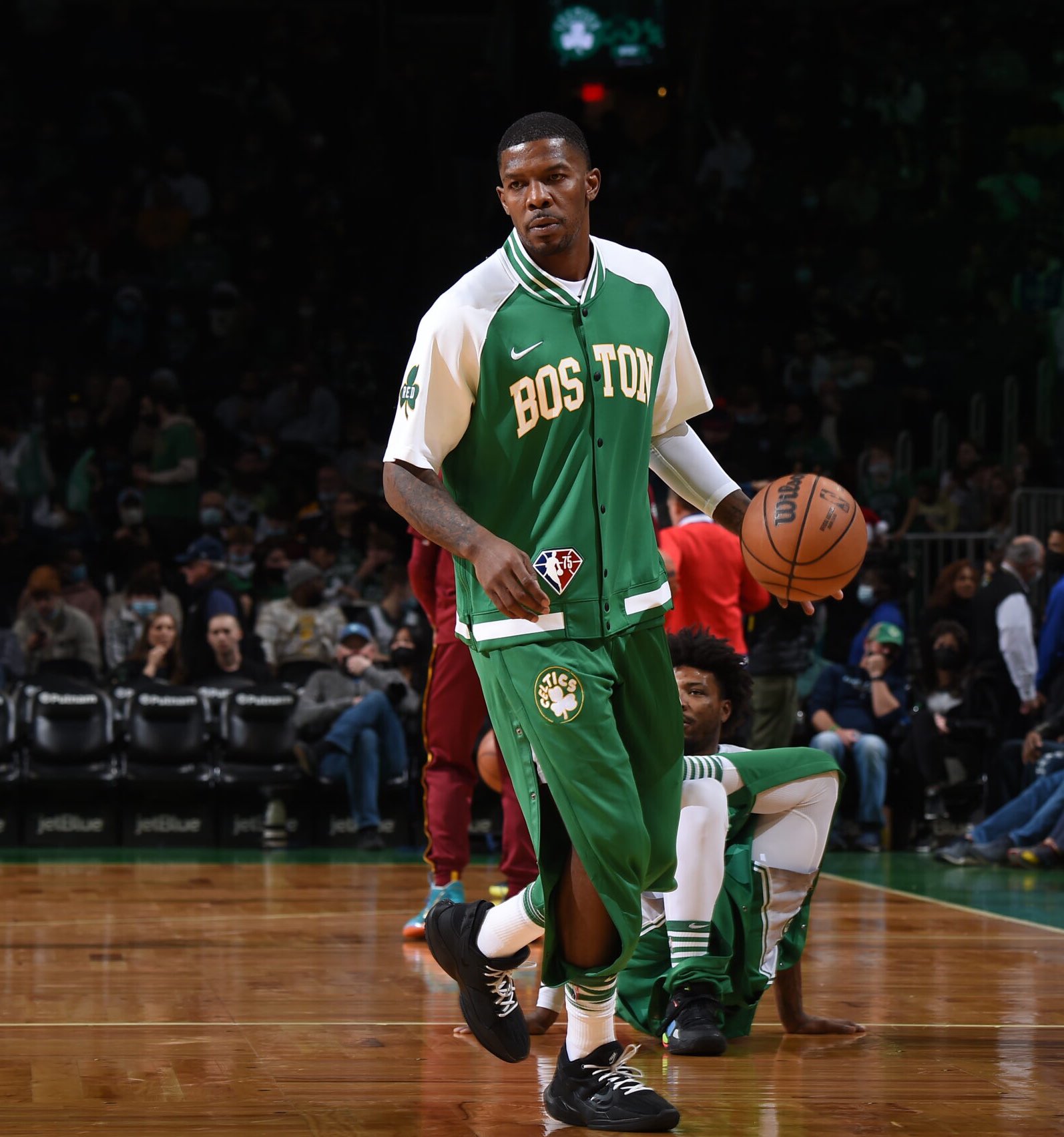 SportsGrid على X: "𝙅𝙤𝙚 𝙅𝙤𝙝𝙣𝙨𝙤𝙣 could potentially win a ring with  the Boston Celtics 💍 Iso Joe turns 41 later this month. #BleedGreen  #NBAFinals https://t.co/Hlq1xRvMFg" / X