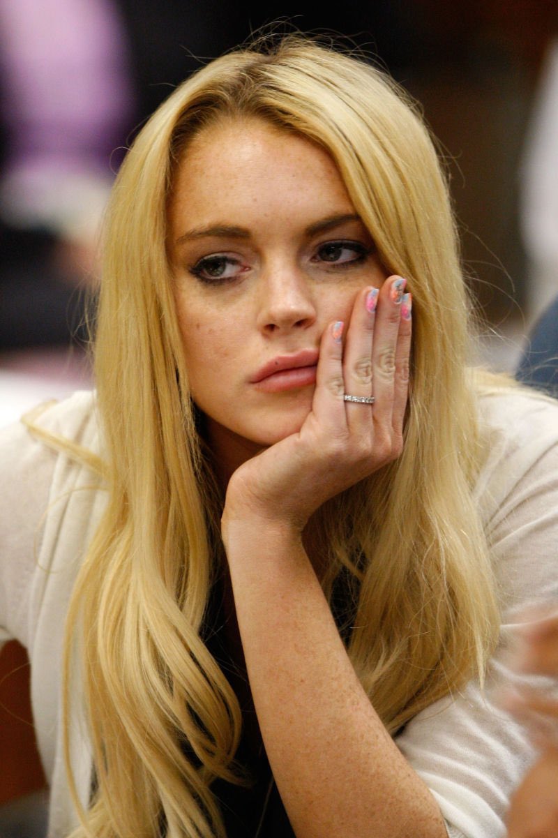 2000s on Twitter: "when lindsay lohan showed up to court with "fuck u"  written on her nail https://t.co/5yeQzSgt0r" / Twitter