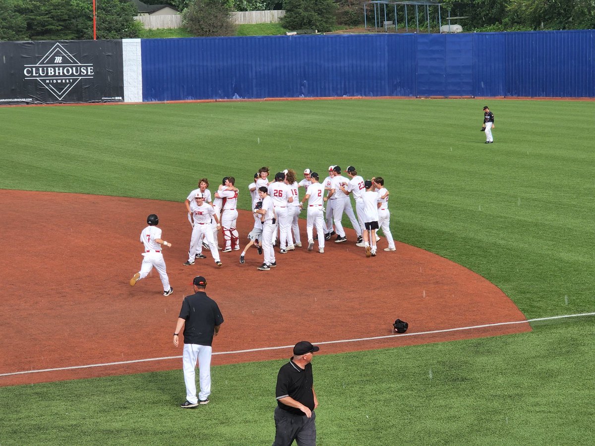 sobocosports's tweet photo. AJ Evans wins it with a walk off RBI Single. Southern Boone defeats Marshall 6-5 in 11 innings. Eagles improve to 33-2 on the season and play Logan-Rogersville for the Class 4 Championship tomorrow. https://t.co/ACEADxD22a