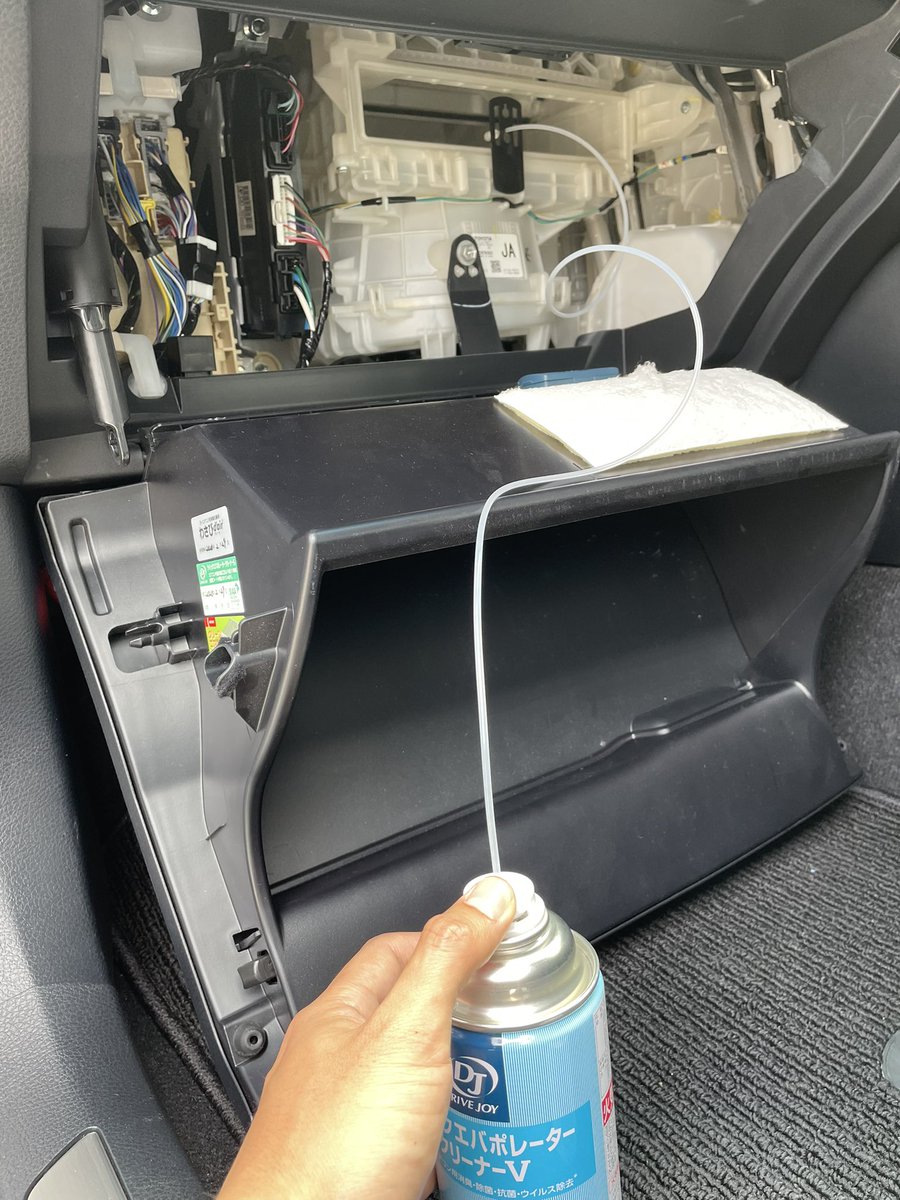 nagimix_blog's tweet photo. 車検を終えたハリアーのメンテナンス🛠
梅雨入り、夏に向けて
①ワイパーゴム交換
②エアコンクリーニング
③エアコンフィルター交換
#60ハリアー #DIY #NWB #DRIVEJOY #DENSO https://t.co/CBKBSe8wHL