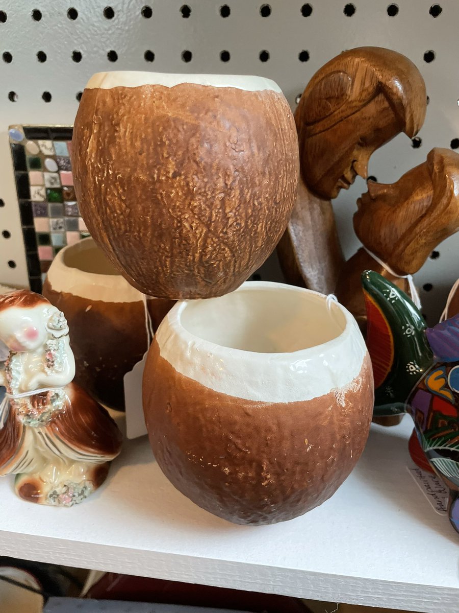 ErasShoppe's tweet photo. #erasshoppe moved to a larger spot in https://t.co/HEVTtjCRNa! More space means more room for new treasures! #vintage #antiques #supportsmallbusiness https://t.co/S65FMjvvfW