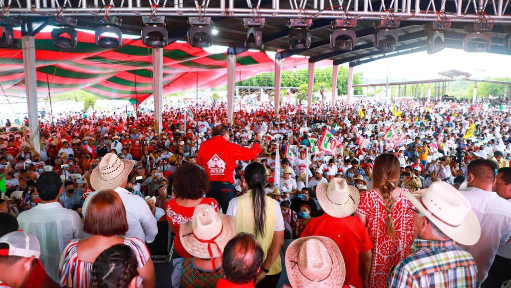 _AvilesAlvarez's tweet photo. Hoy culminamos nuestra campaña en la región de la Cuenca, la región que me vio nacer. Desde Tuxtepec decimos fuerte y claro: ¡vamos a ganar!
Vamos firmes rumbo a la elección de este 5 de junio. (1/2) https://t.co/dkota7oLrj